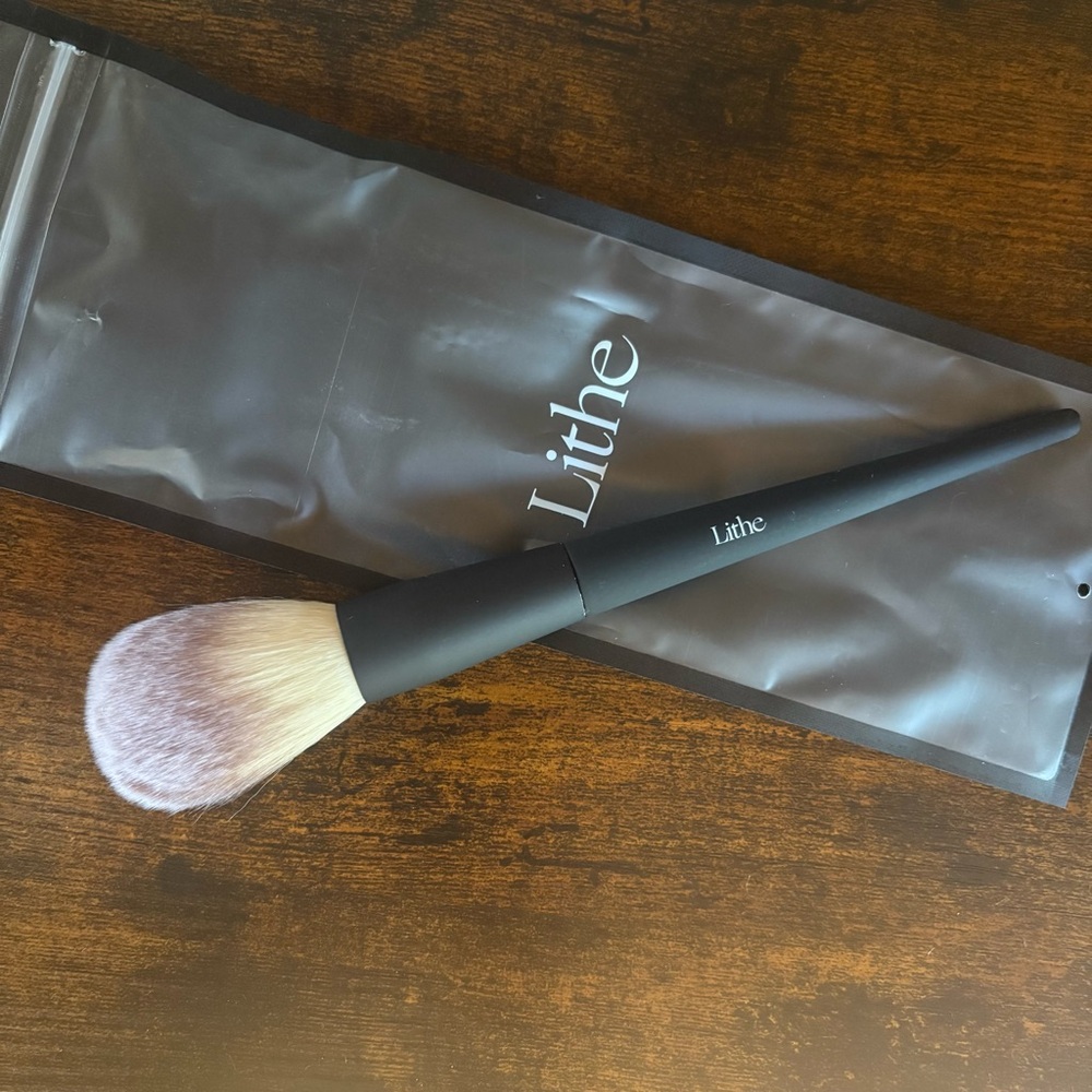 NWT LITHE TAPERED POWDER MAKEUP BRUSH Ultra Soft Bristles